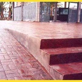 Una pasarela de ladrillos con escaleras que conducen a un edificio.