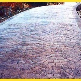 Un camino de entrada de ladrillo con un patrón circular.