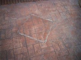 Un piso de ladrillo con un cuadrado en el medio.