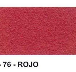 Un primer plano de un trozo de tela roja sobre un fondo blanco.