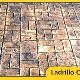 Un primer plano de un piso de ladrillo con un borde amarillo.