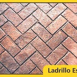 Un primer plano de un piso de ladrillo con un patrón de espiga.