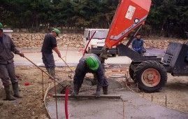 Un grupo de trabajadores de la construcción está trabajando en un sitio de construcción.