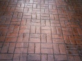Un primer plano de un piso de ladrillo con un patrón.