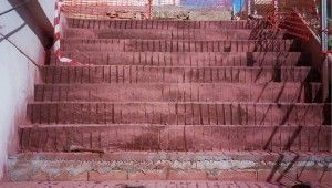 Una persona está parada en un tramo de escaleras.