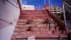 Una persona está subiendo un tramo de escaleras.