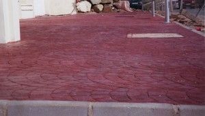 Se está construyendo un camino de entrada de ladrillos rojos frente a un edificio.