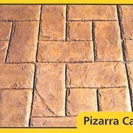 Un primer plano de un piso de ladrillo con un borde amarillo.