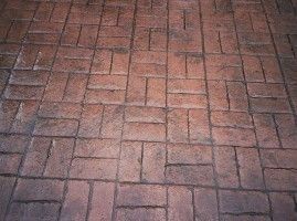 Un primer plano de un piso de ladrillo con un patrón en él.