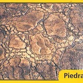 Un primer plano de una superficie rocosa con un borde amarillo.