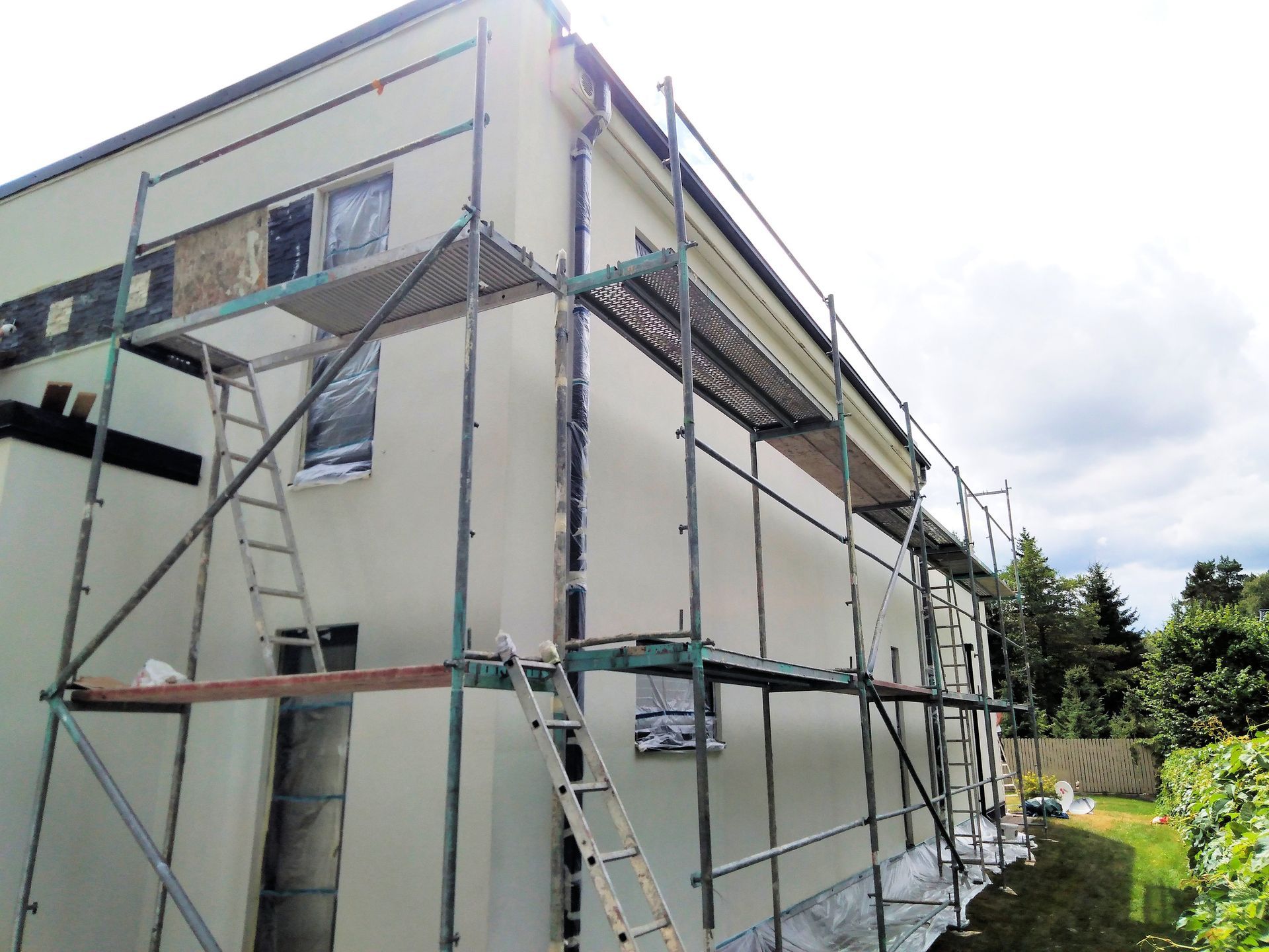 Extérieur du bâtiment en rénovation avec échafaudages.