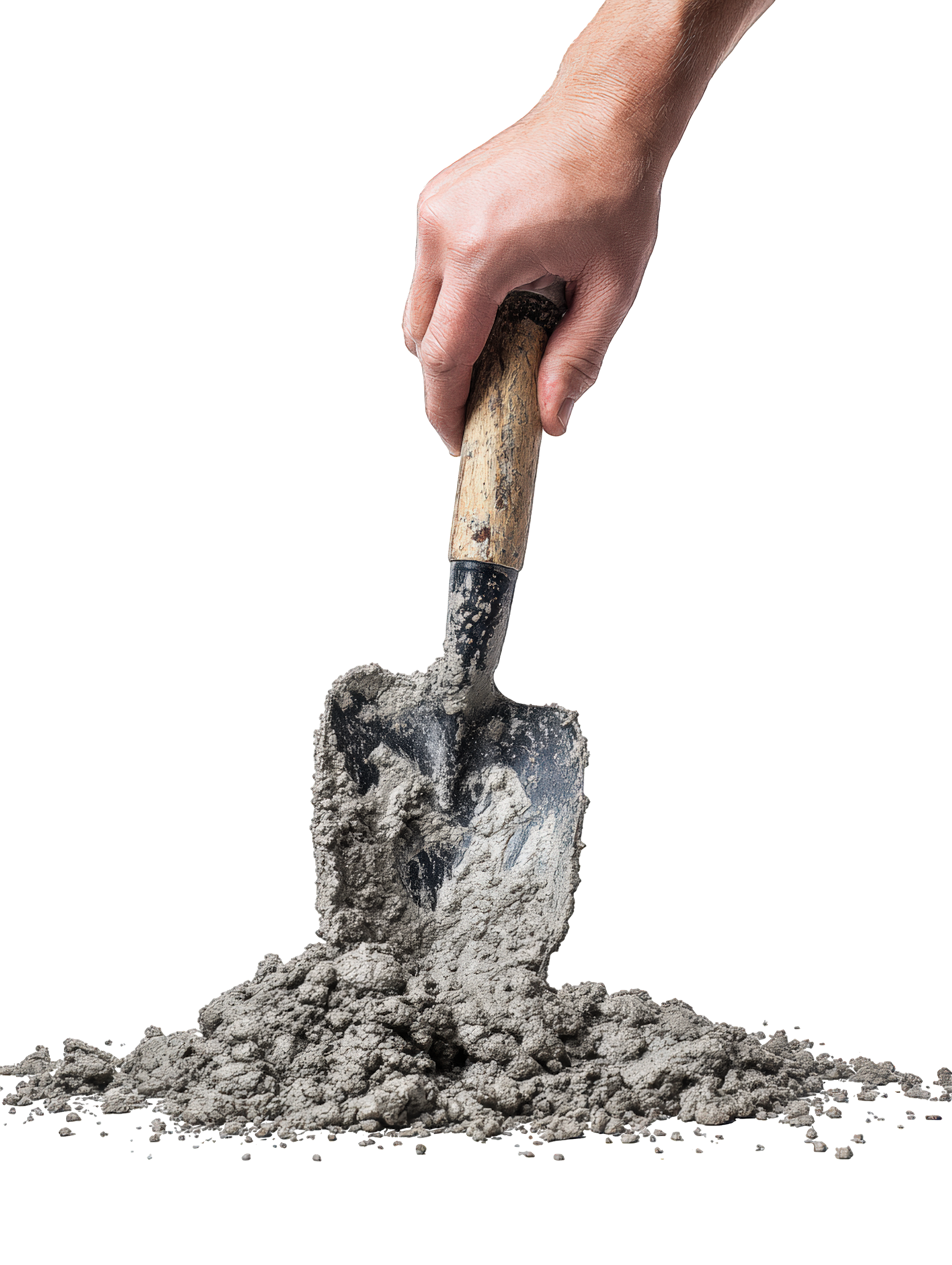 Main tenant une pelle recouverte de terre grise et humide.