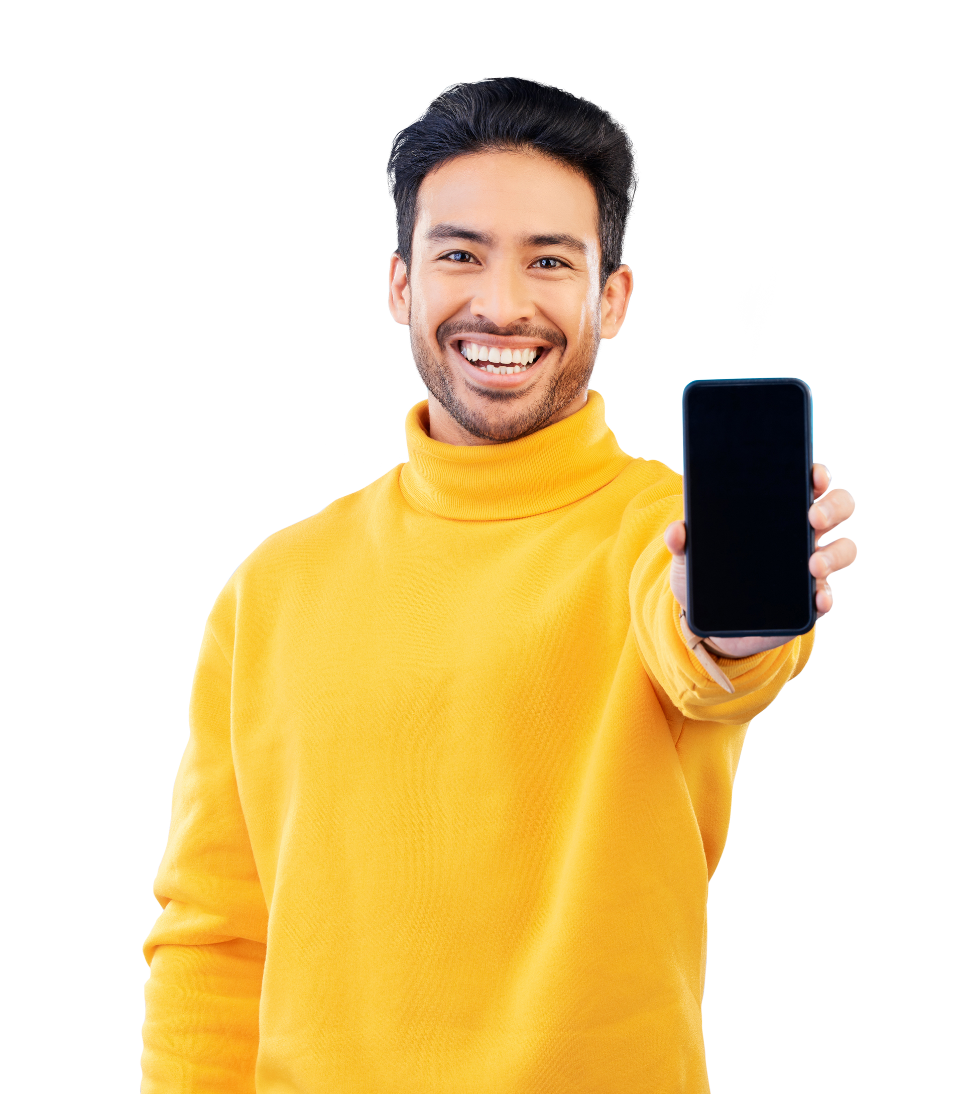 Un homme en pull jaune sourit, tenant un smartphone à l'écran noir.