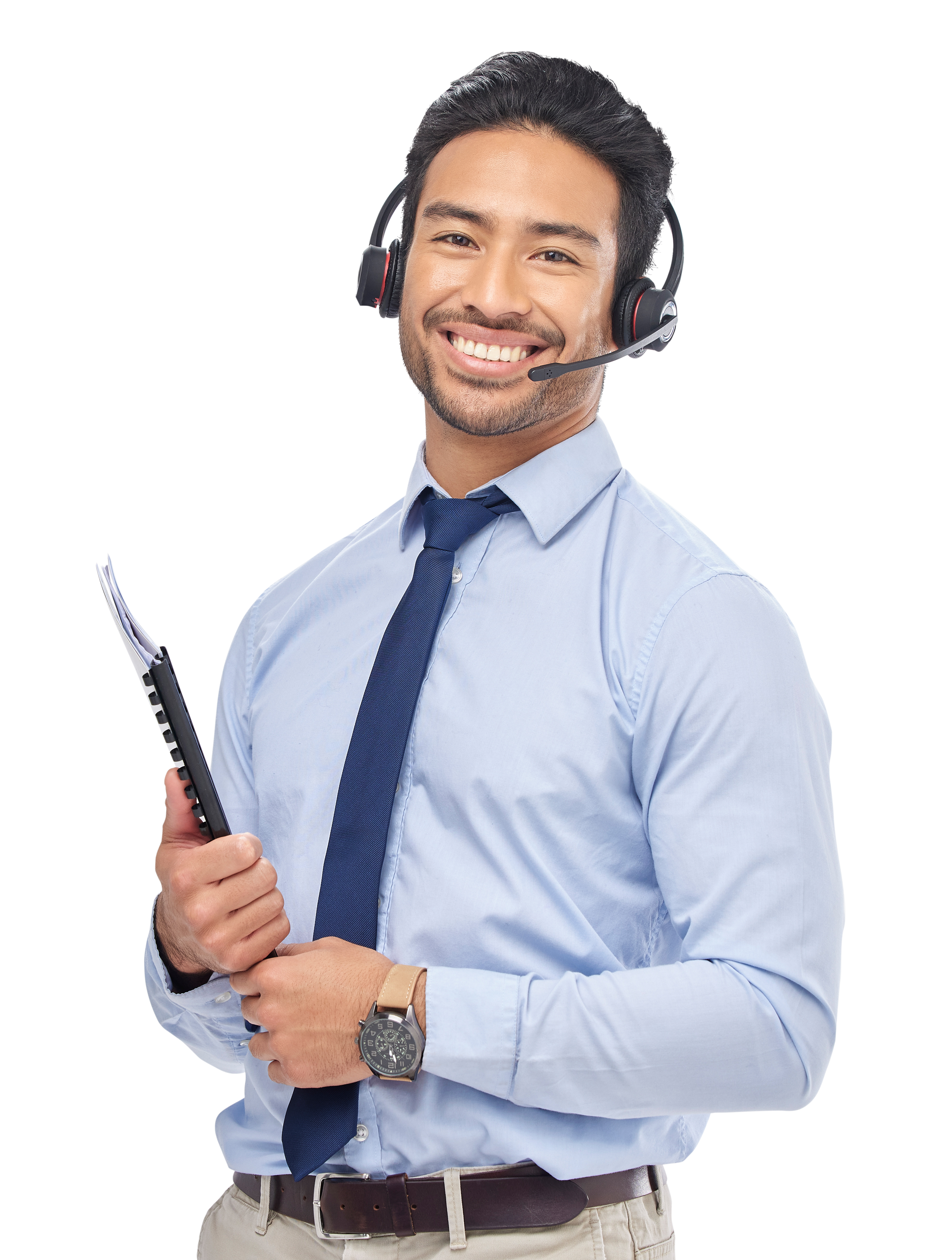 Un homme avec un casque et un bloc-notes sourit.