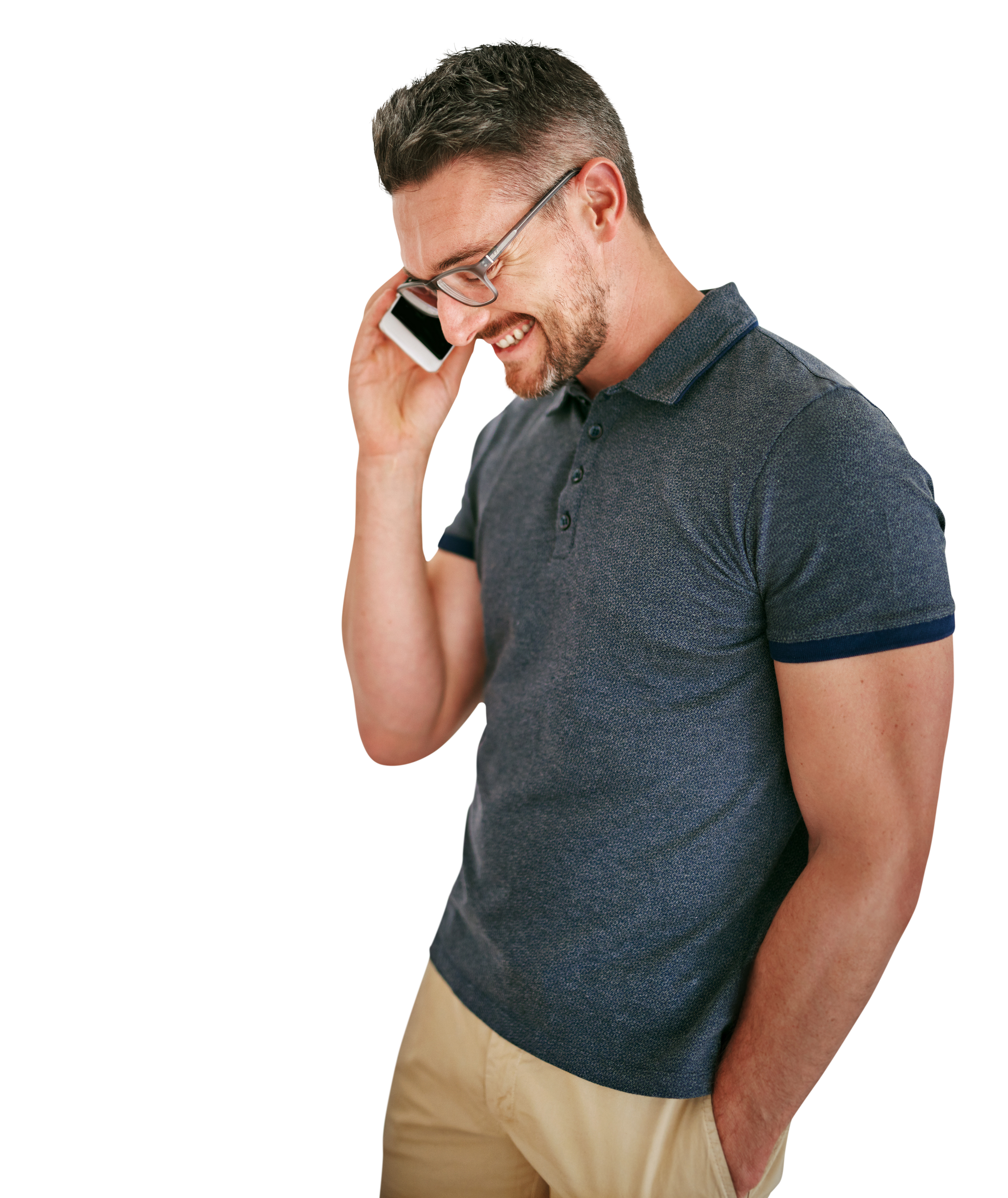 Un homme en polo bleu et lunettes sourit en parlant au téléphone.