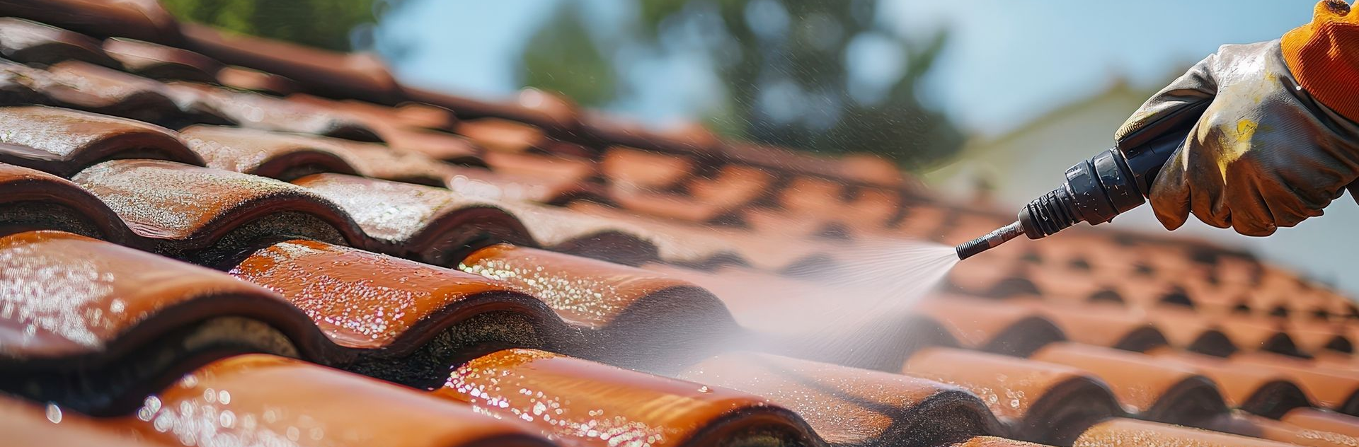 Nettoyage d'un toit en tuiles de terre cuite au nettoyeur haute pression.
