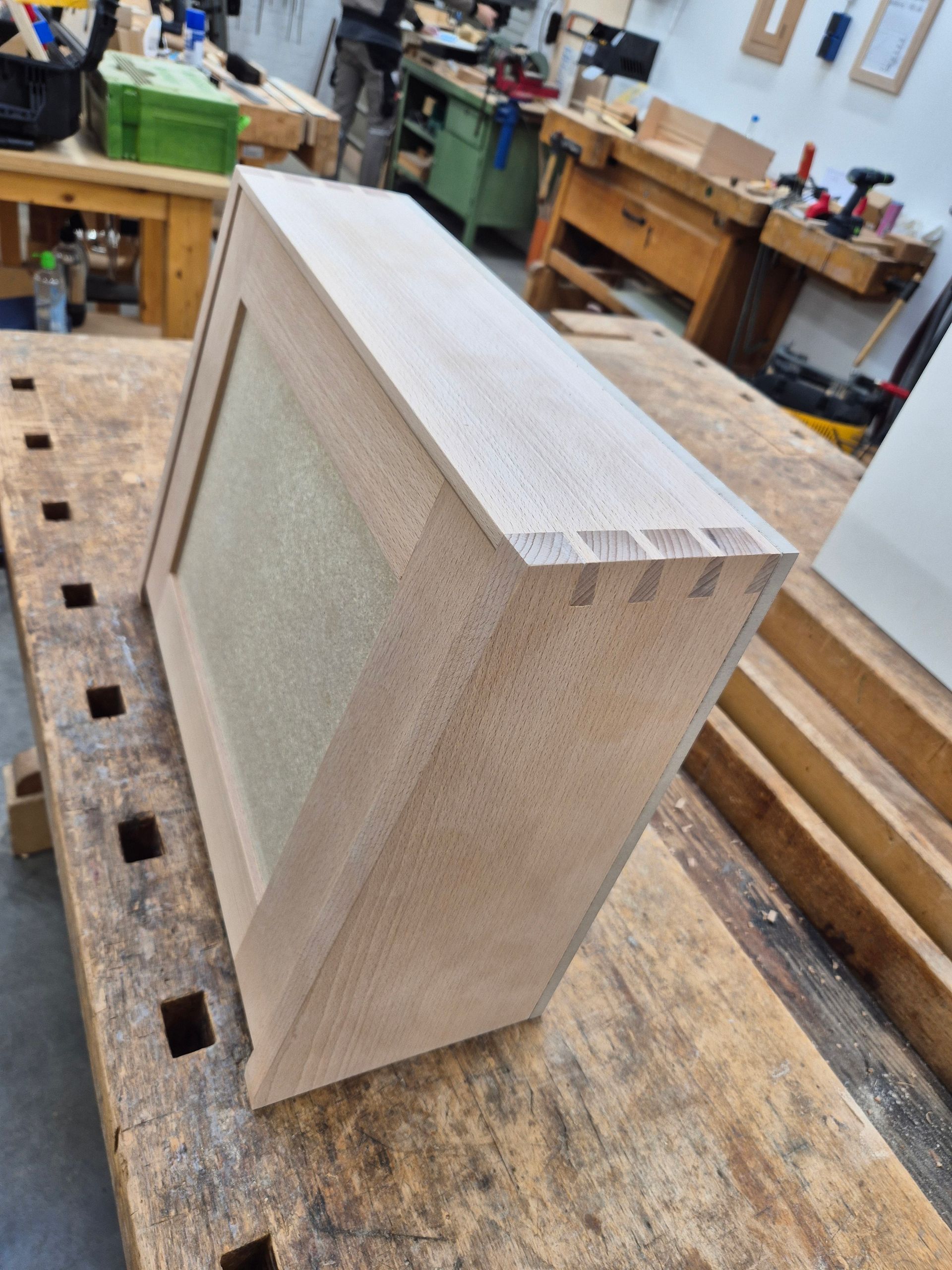 Holzrahmenkonstruktion auf einer Werkbank mit sichtbaren Fingerzinken.