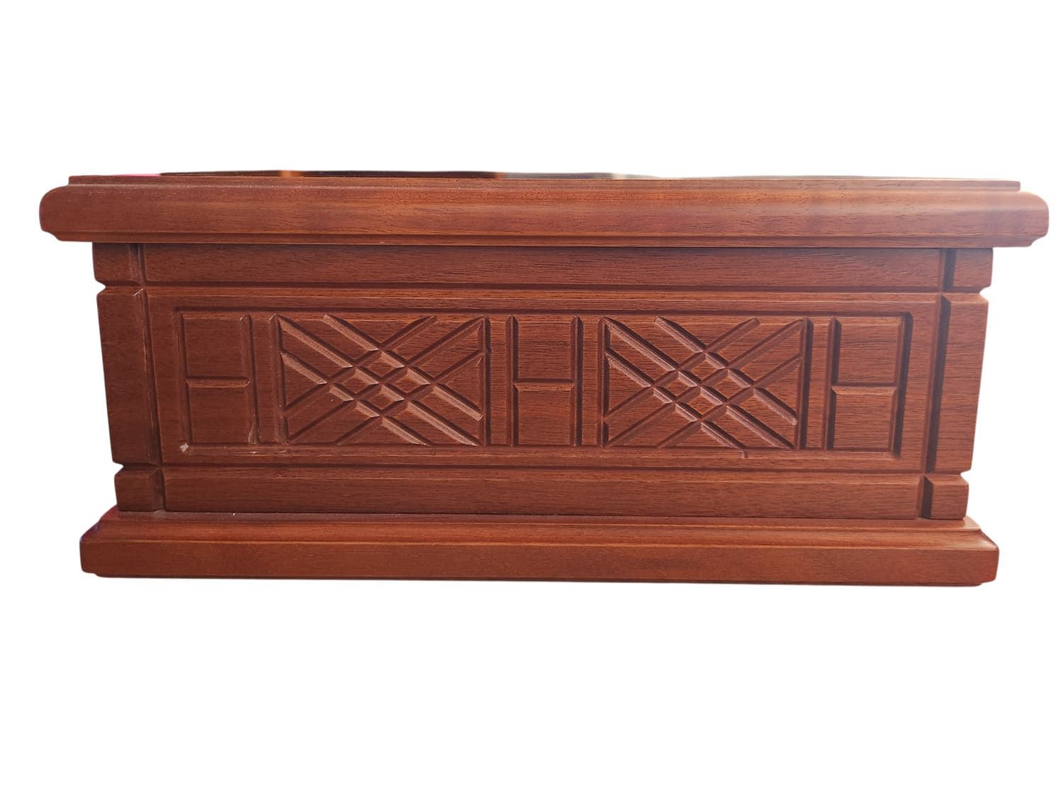 Urna rectangular de madera con diseño geométrico tallado.