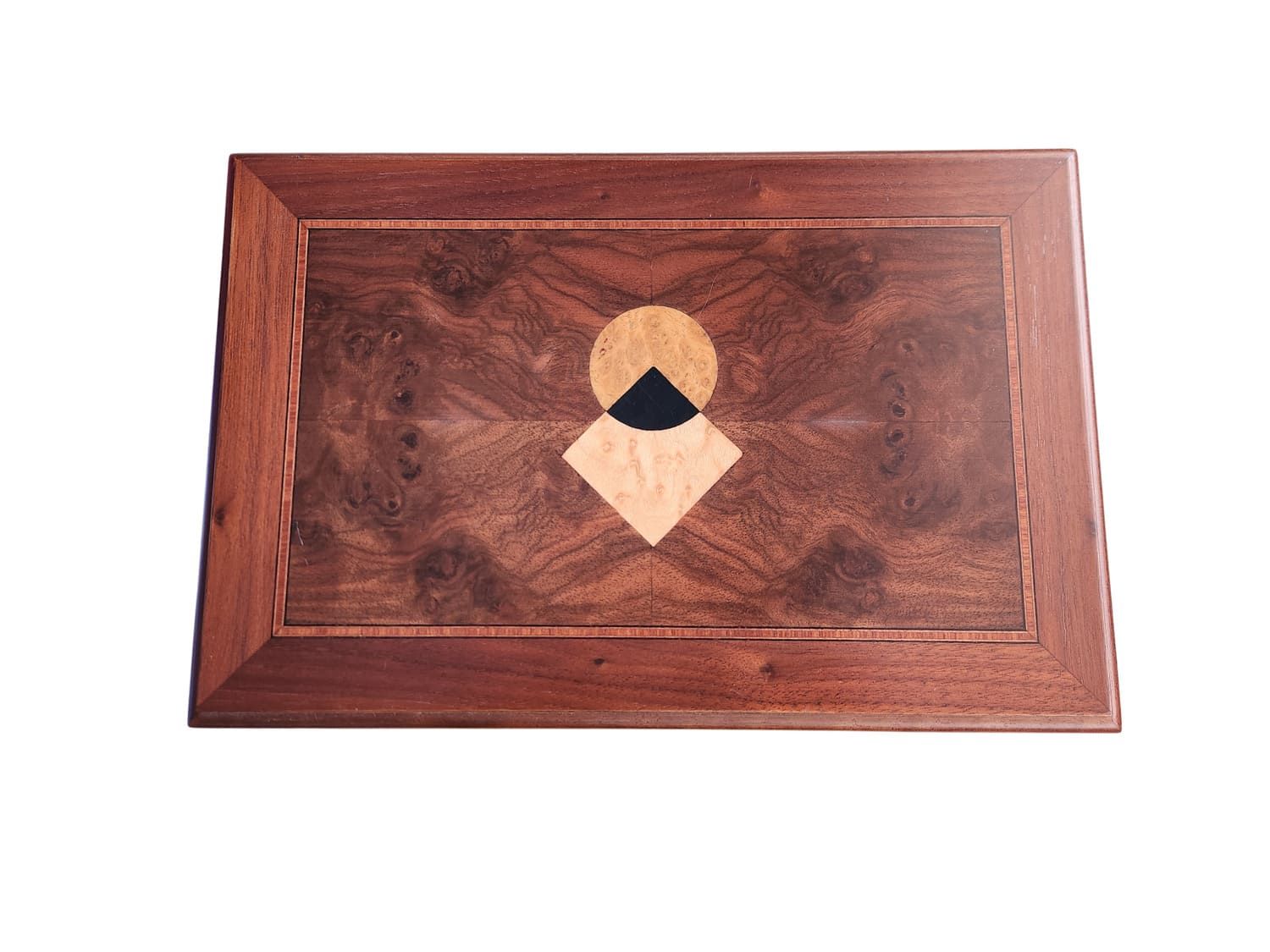 Mesa de madera con incrustaciones estampadas de formas geométricas.