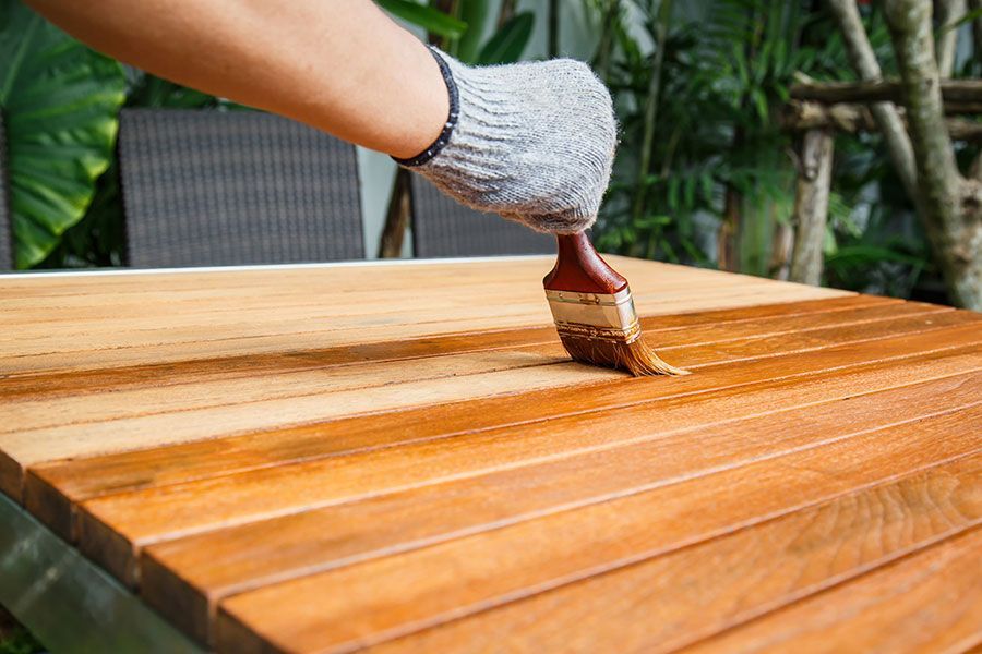 Una cómoda blanca con cajones y un espejo en un dormitorio.