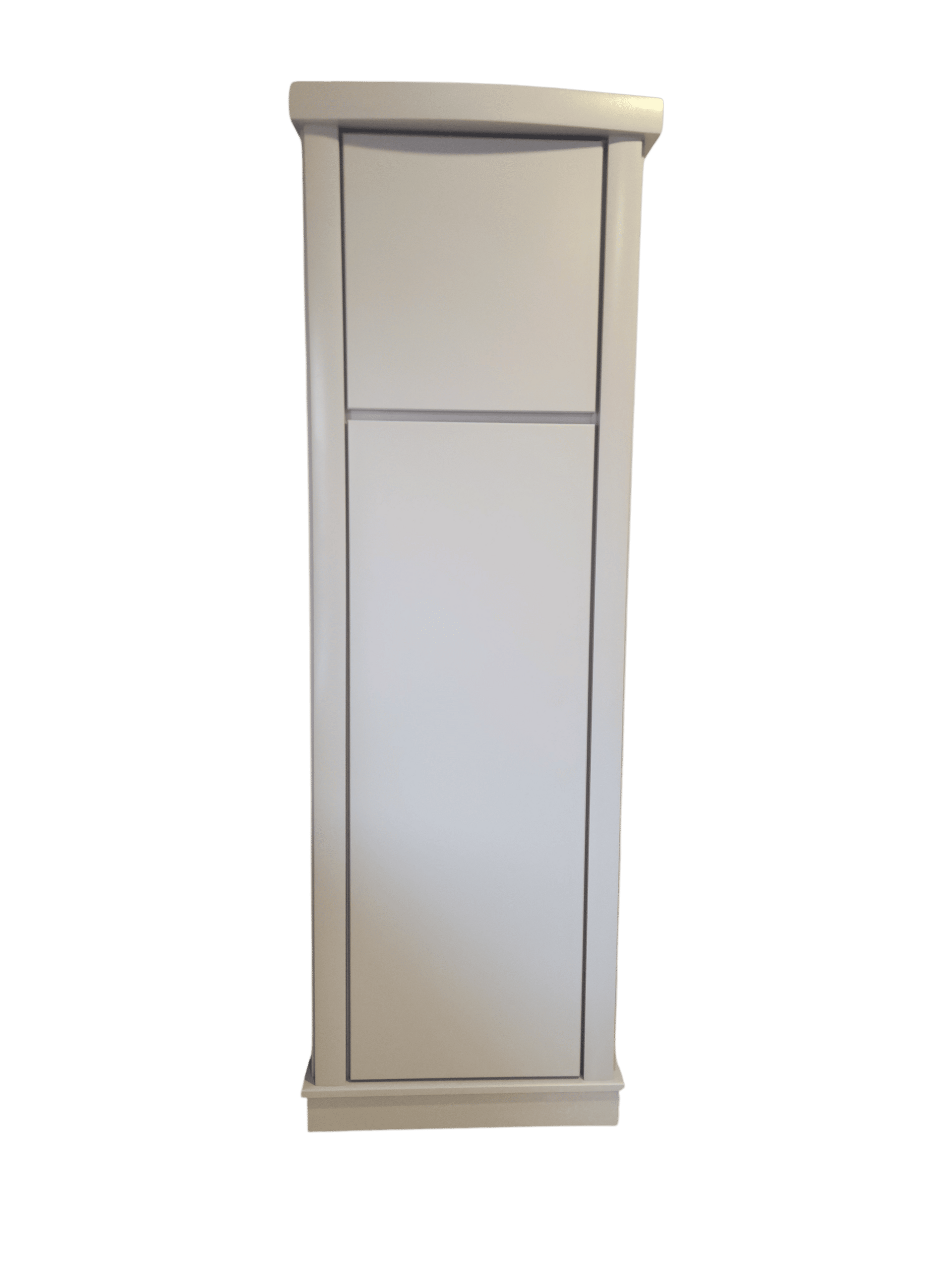 Un armario de almacenamiento alto, estrecho y blanco, con dos paneles de puerta rectangulares, que destaca sobre un fondo blanco liso.