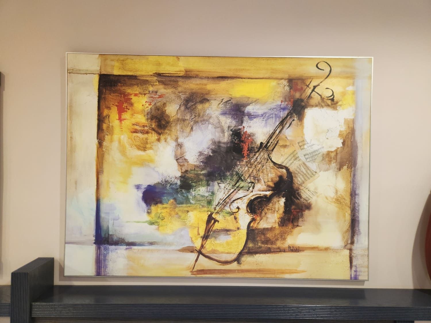 Pintura abstracta de un violín con tonos amarillos, marrones y morados.