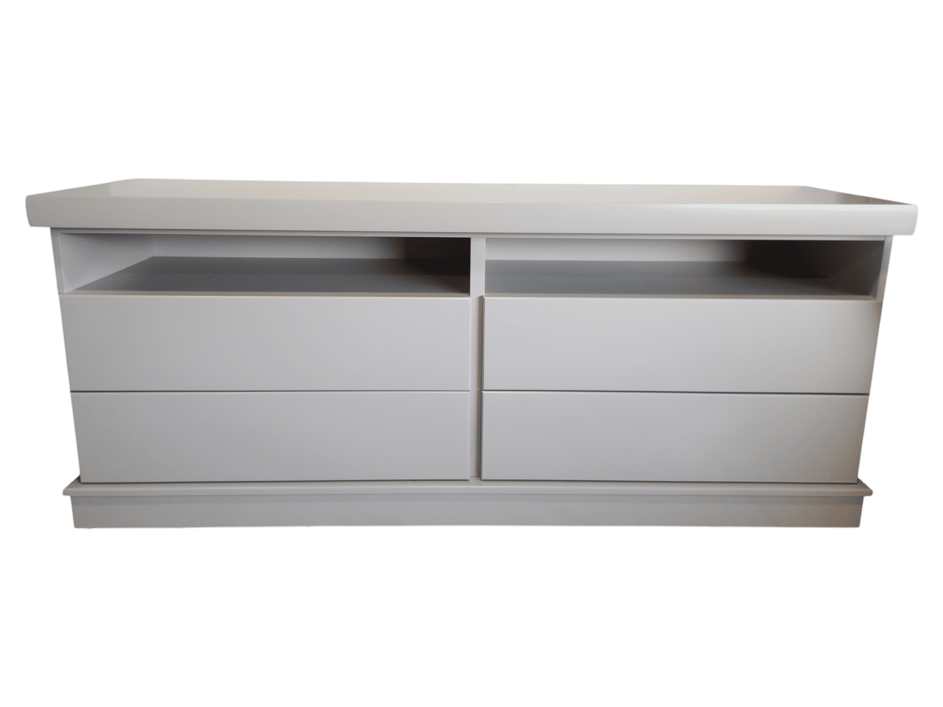 Un mueble para televisión moderno de color gris con dos estantes superiores abiertos y cuatro amplios cajones de almacenamiento debajo.