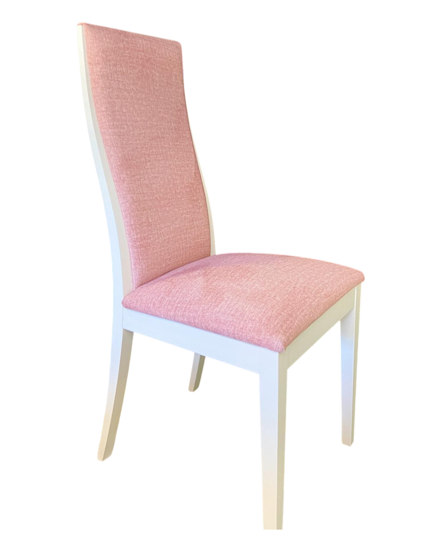 Una silla de comedor de respaldo alto con tapicería texturizada de color rosa claro y estructura de madera blanca.