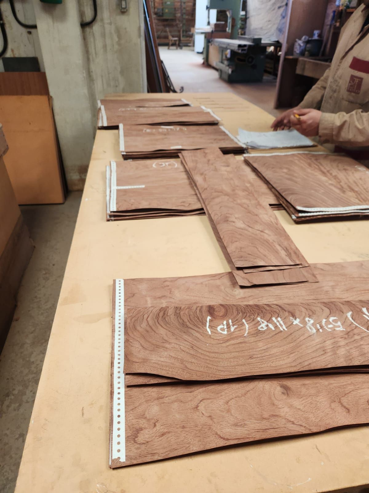 Una persona está midiendo un trozo de madera en una mesa.