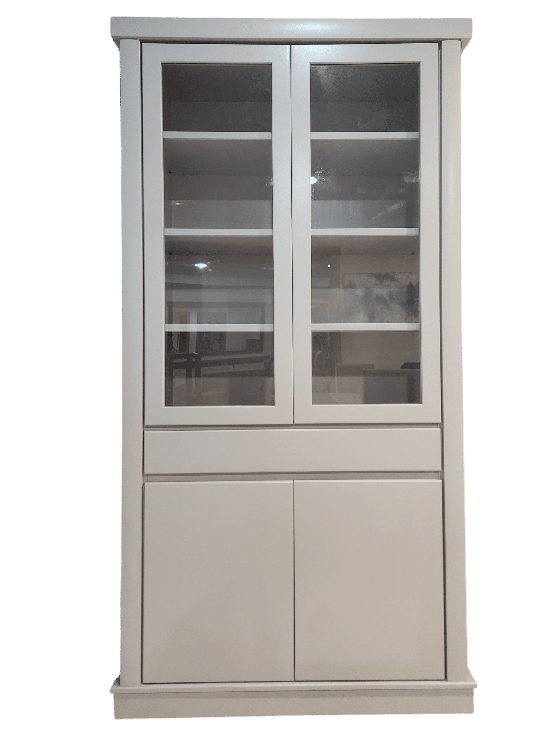 Un armario alto de madera de color blanco roto con dos puertas superiores con paneles de cristal, un cajón horizontal central y dos puertas inferiores.