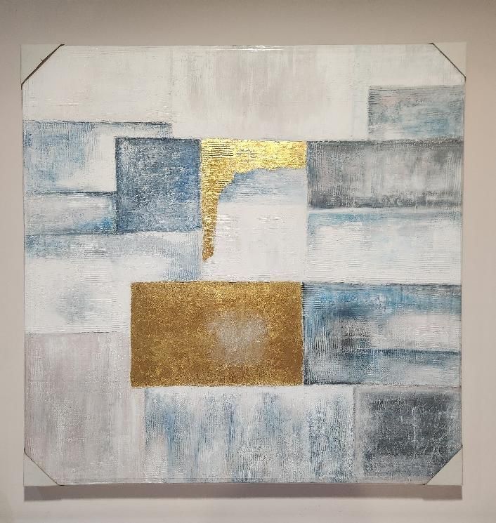 Pintura abstracta con bloques rectangulares texturizados en azul, gris y blanco, acentuados por dos secciones doradas brillantes.