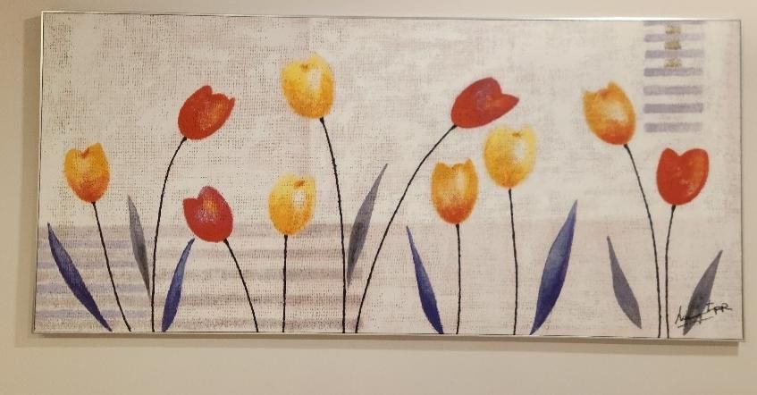 Pintura de tulipanes rojos y amarillos sobre un fondo blanco texturizado con hojas azules.