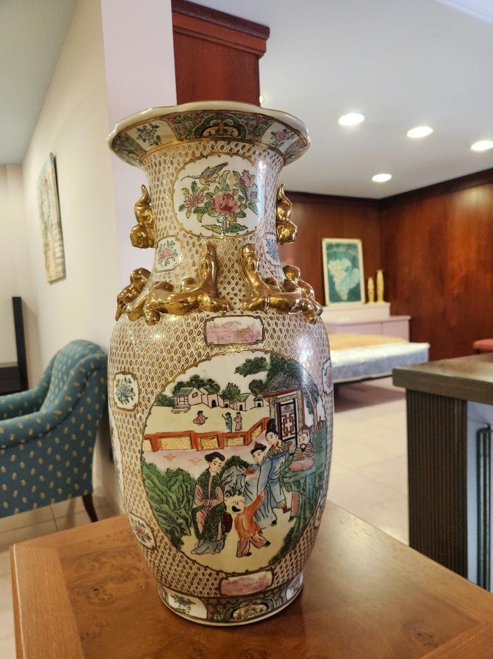 Gran jarrón chino ornamentado con escena de paisaje, detalles dorados y diseños florales.