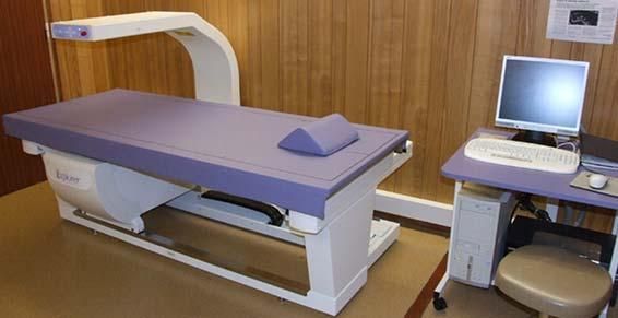 Une salle de consultation vide avec du matériel médical
