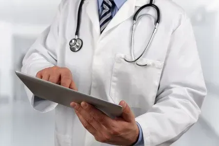 Un médecin en blouse regarde un dossier