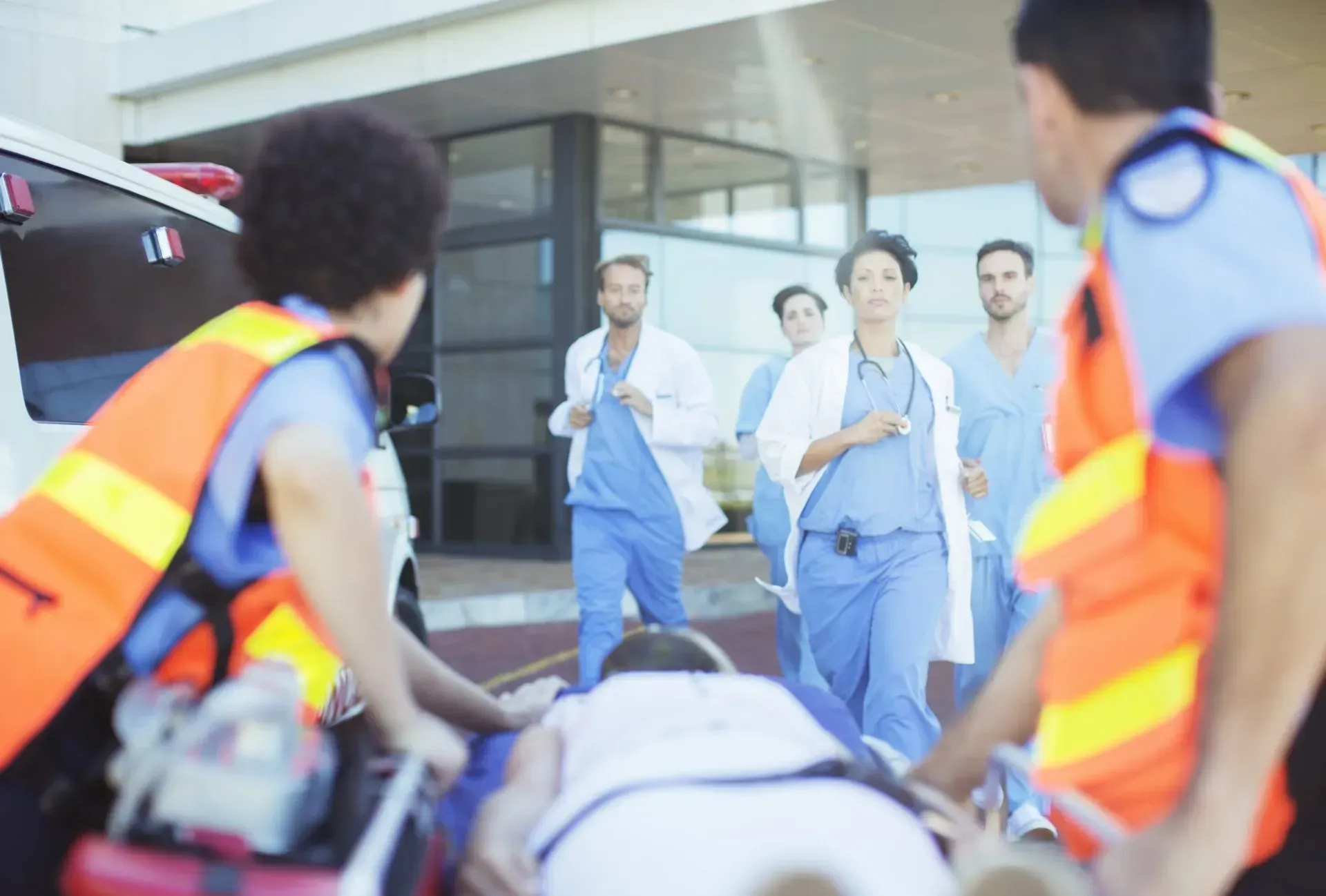 Urgentistes arrivant à l'hôpital et transportant un blessé