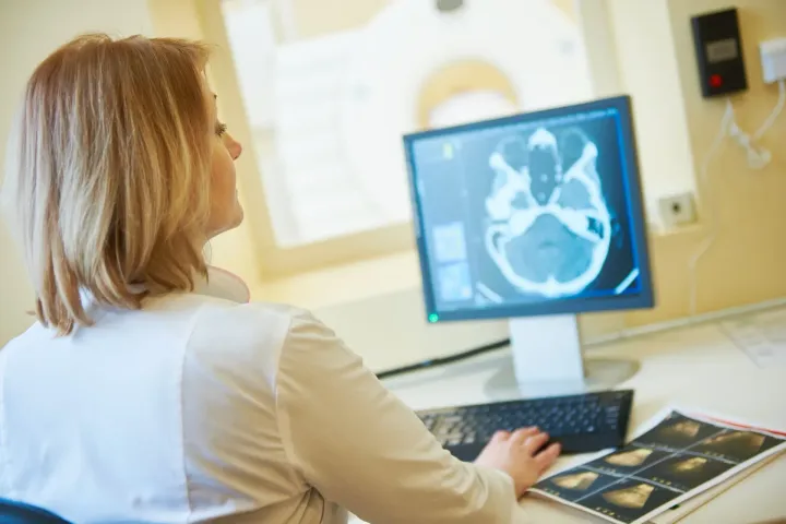 Médecin qui analyse une image médicale sur son ordinateur