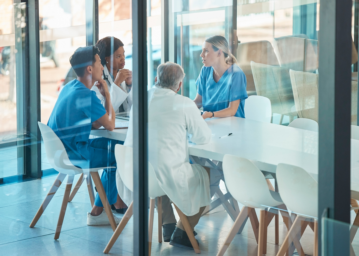Médecins en réunion assis autour d'une table