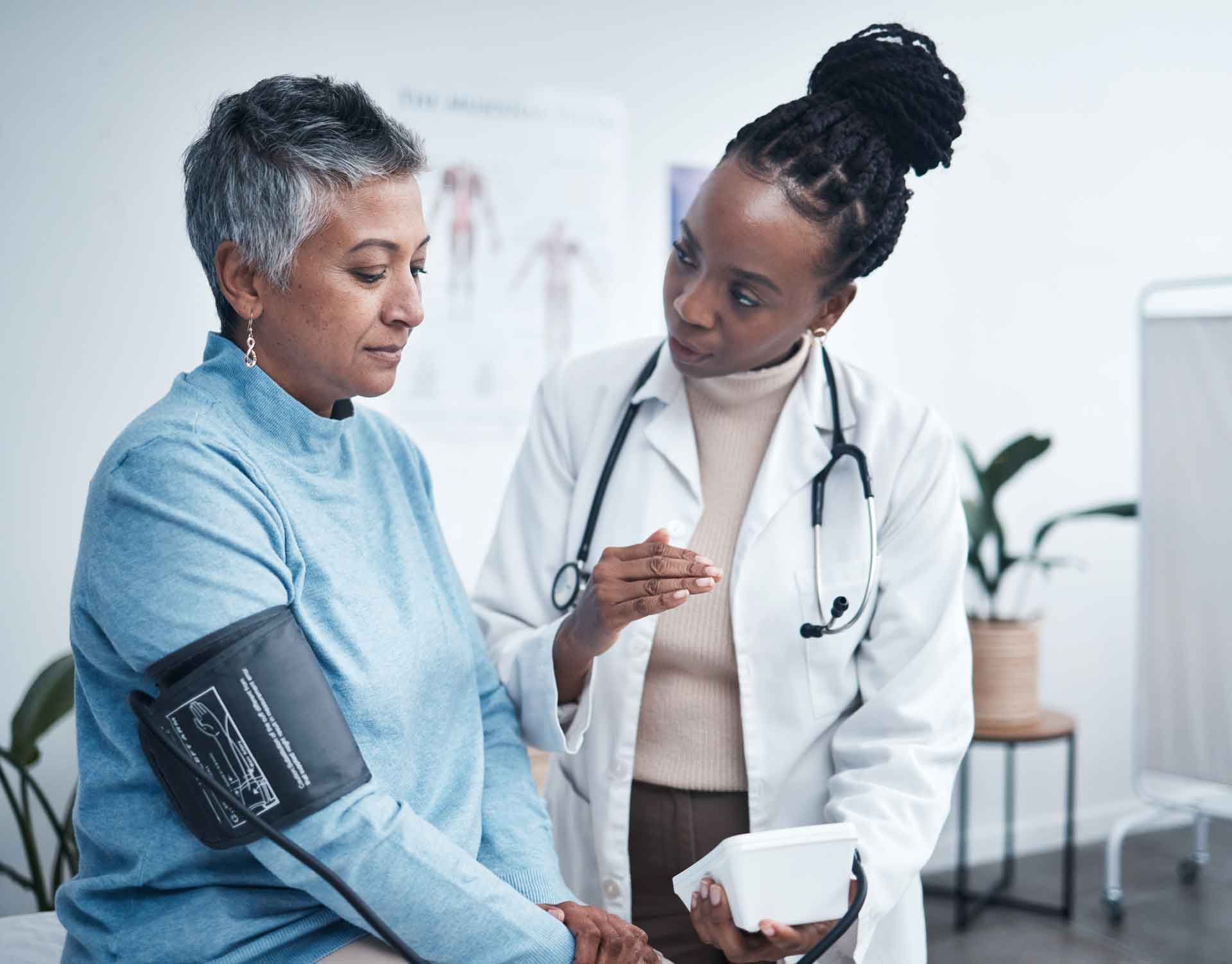Soignante qui fait passer un test d'hypertension à une patiente