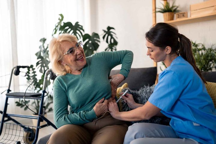 Une infirmière fait une piqure à une femme