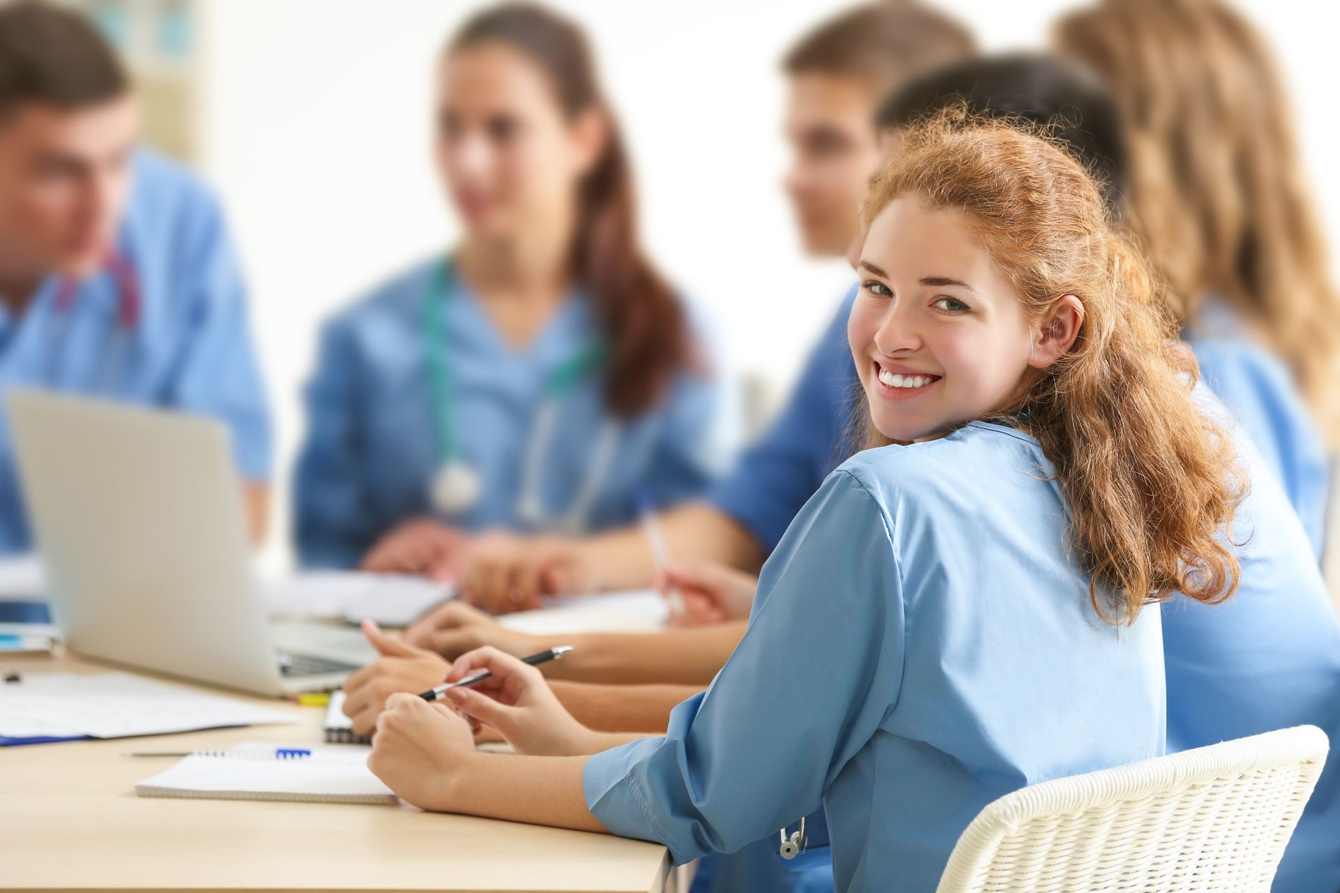 Des jeunes médecins assis autour d'une table