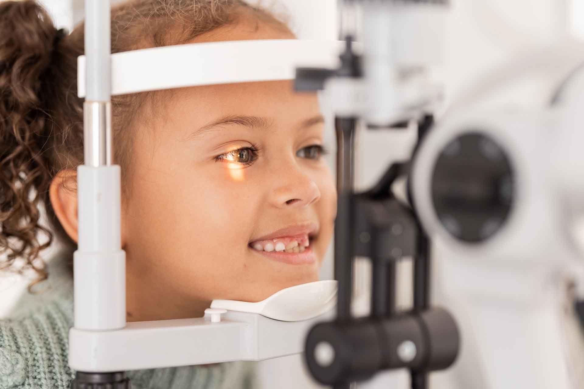 Petite fille qui passe un test de vision