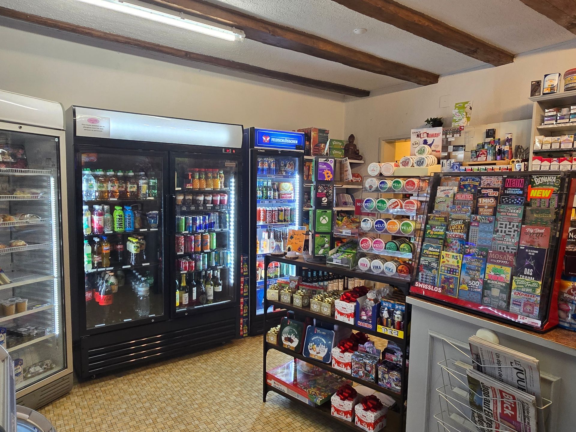 Un magasin rempli de nombreux réfrigérateurs et étagères.