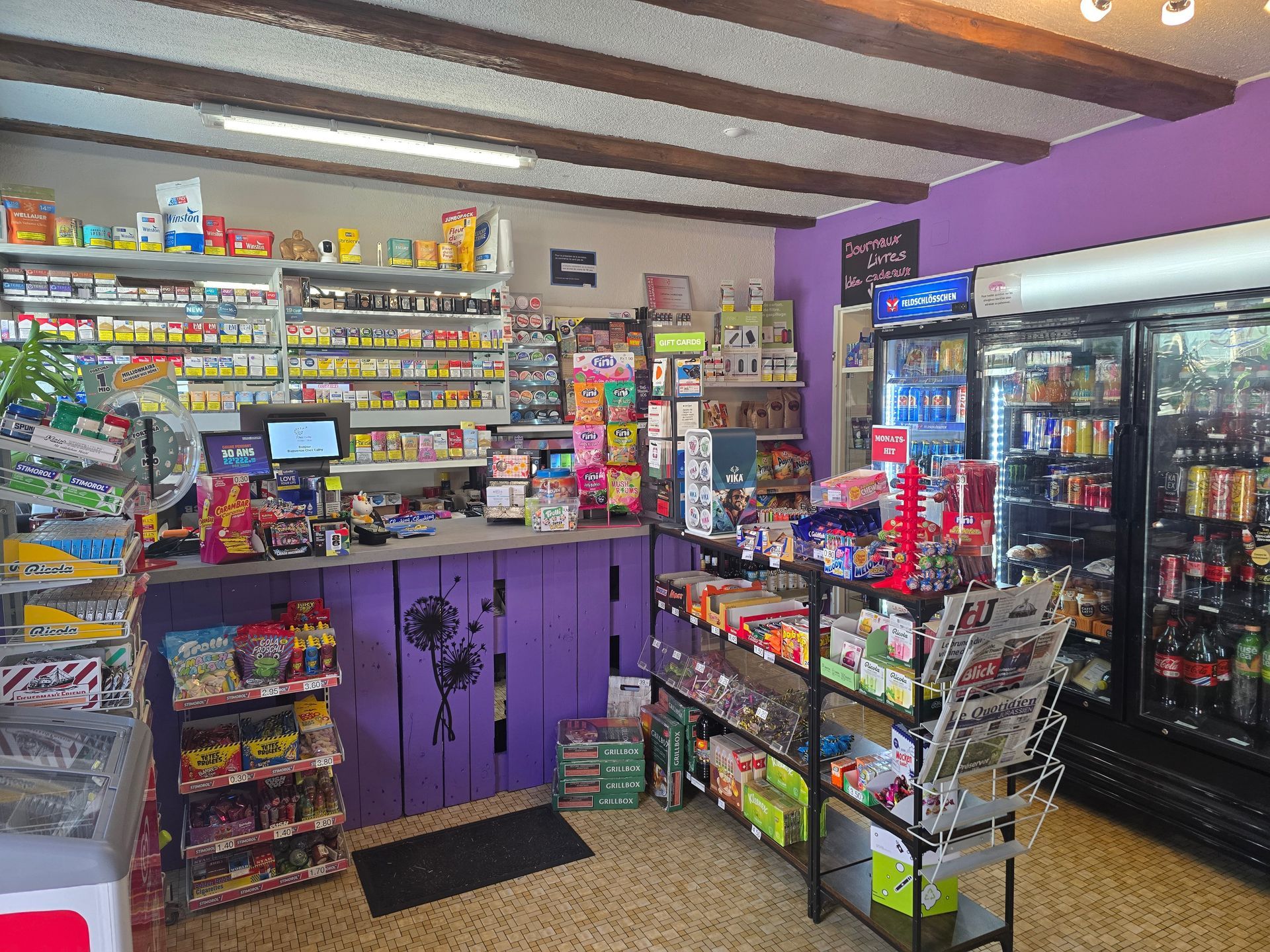 Un magasin rempli de nombreux réfrigérateurs et étagères.