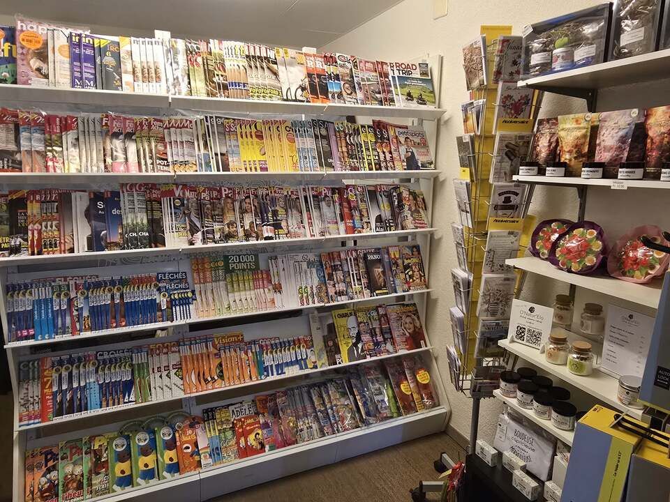 Un magasin rempli de nombreux magazines et livres