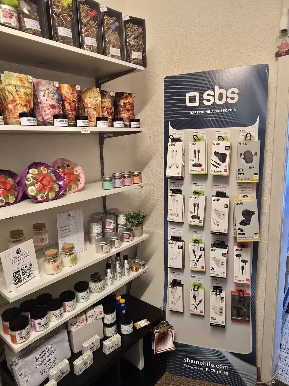 Un magasin rempli d'étagères et d'un étalage de produits OSB.