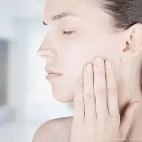 ProTherapie, Frau greift sich seitlich auf Wange