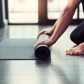 ProTherapie, Hände rollen Yogamatte aus