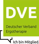 Grünes DVE Logo mit Aufschrift “Deutscher Verband Ergotherapie” und “Ich bin Mitglied.”
