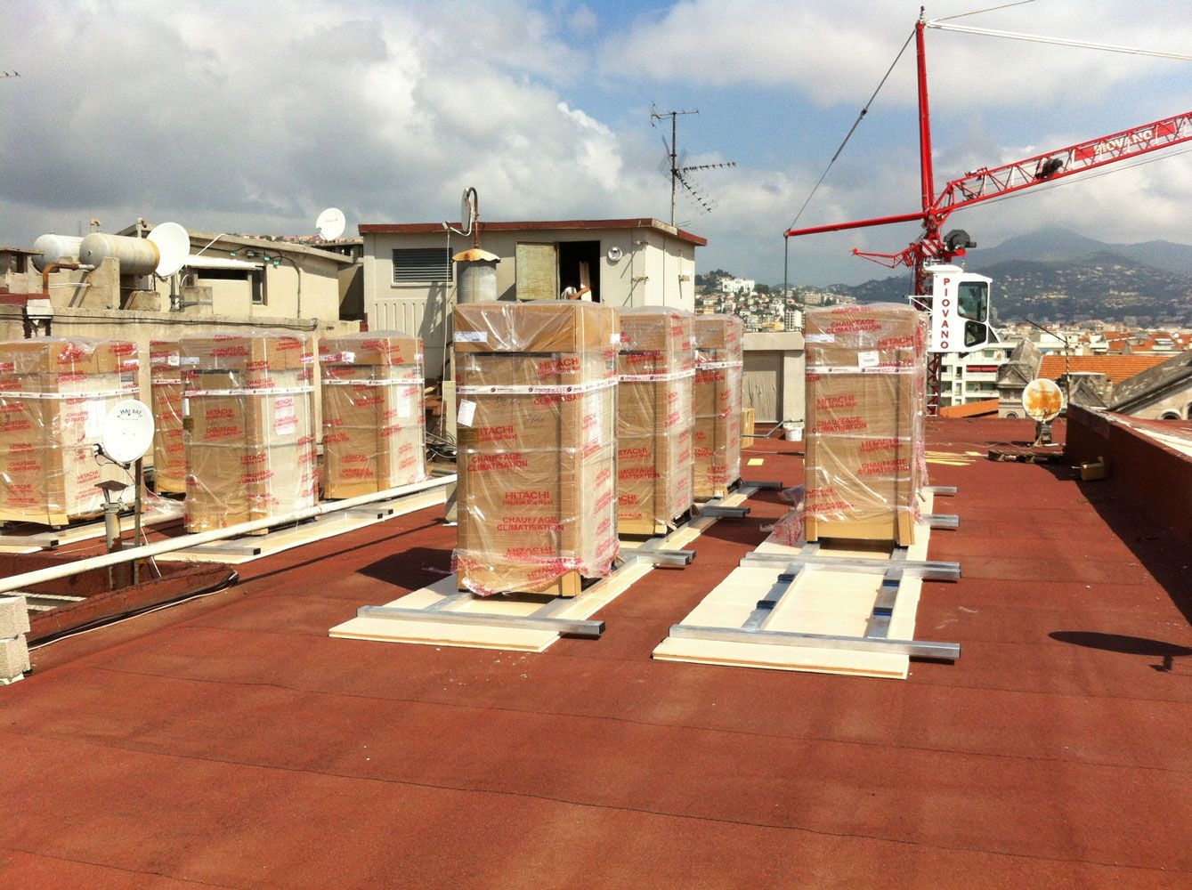 Unités de climatisation sur un toit en cours d'installation.